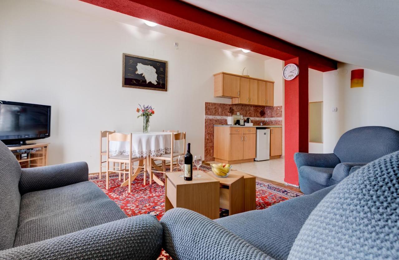 טיווט Apartments Lungomare מראה חיצוני תמונה