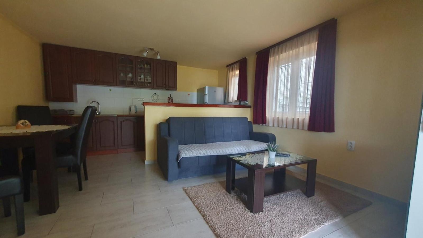 טיווט Apartments Lungomare מראה חיצוני תמונה